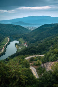Rijeka Una i Bihać Pogled sa Brekovice na grad Bihać i rijeku Unu.