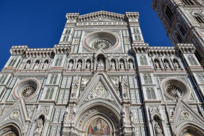 Cattedrale di Santa Maria del Fiore ili Duomo, Firenca Firentinska katedrala, treća najduža crkva na svijetu, duga 148 metara. Građena čak 173 godine, zbog čega ima i gotičke i renesansne osobine.
