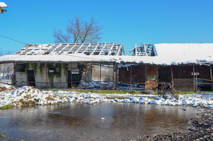 Stara, oštećena i napuštena staja u selu. Štala oštećena u potresu.