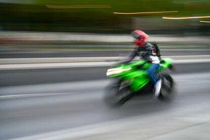 Brza vožnja motora Zamagljeni čovjek se brzo kreće na motociklu ulicom. Vožnja motorom po gradu. Vozač motocikla.