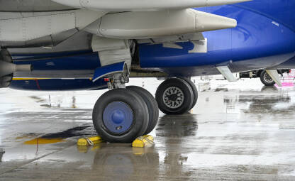 Točkovi glavnog stajnog trapa aviona na pisti. Gume i stajni trap aviona.