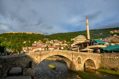 Prizren, Kosovo: Stari kameni most, džamija i zgrade Prizren, Kosovo: Stari kameni most, džamija i zgrade u centru grada tokom zalaska sunca.