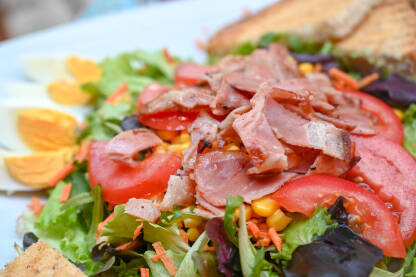 Salata sa svježim povrćem i slaninom. Salata sa svježim povrćem i slaninom.