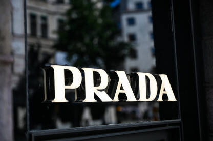 Osvijetljeni znak Prada prodavnice. Prada je italijanska luksuzna modna kuća poznata po odjeći, torbicama i dodacima.