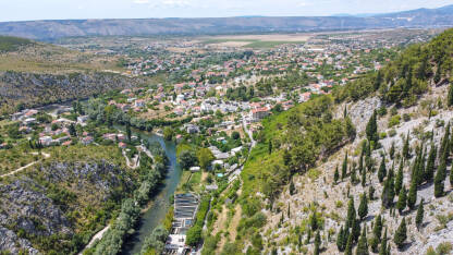 Blagaj i rijeka Buna, panorama Blagaj i rijeka Buna, panorama. Snimak dronom mjesta Blagaj u južnoj Bosni i Hercegovini.