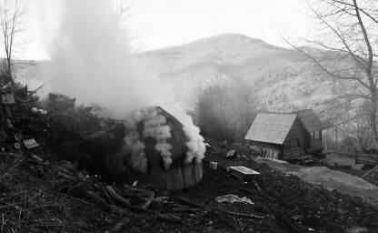 Drveni ugalj Fojnica Proizvodnja drvenog uglja u okolini Fojnice.