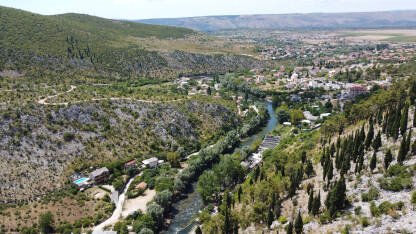 Blagaj i rijeka Buna, panorama Blagaj i rijeka Buna, panorama. Snimak dronom mjesta Blagaj u južnoj Bosni i Hercegovini.