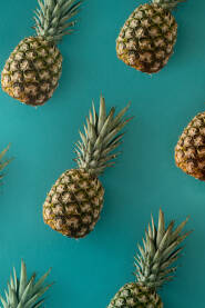 Svježi ananas na tirkiznoj pozadini. Svježi ananas na tirkiznoj pozadini.
