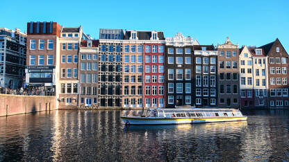 Turistički brod u Amsterdamu. Turistički brod u Amsterdamu. Arhitektura u glavnom gradu Nizozemske.