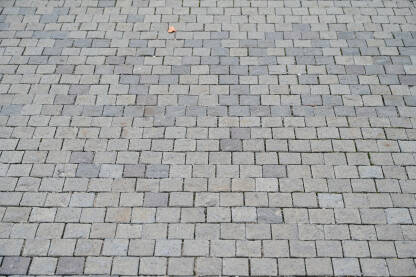 Popločana ulica. Popločana ulica. Cigle na saobraćajnici u gradu.