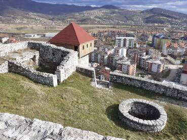 Gradina, Doboj Dobojska tvrđava. Tvrđava i grad imena Doboj nalaze se u sjevernoj Bosni na prostoru jedne široke geografske zone pobrđa.