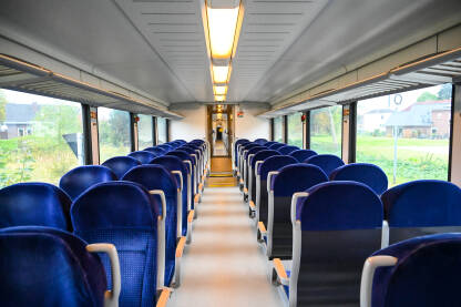 Unutrašnjost modernog putničkog voza. Unutrašnjost modernog putničkog voza. Putovanje željeznicom. Unutrašnjost vagona sa sjedištima.