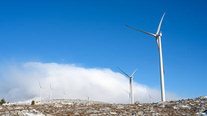 Vjetroelektrana na planini Vjetroturbine. Vjetroelektrana na planini. Proizvodnja električne energije. Obnovljiva energija.