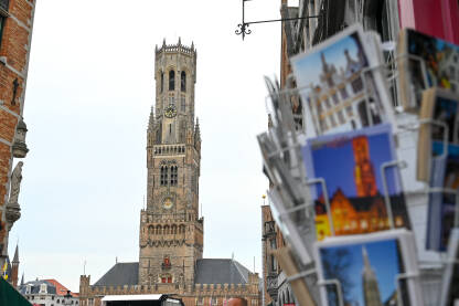 Bruges, Belgija: Srednjovjekovna kula sa satom na glavnom trgu Bruges, Belgija: Srednjovjekovna kula sa satom na glavnom trgu. Poštanske razglednice. Historijske zgrade u centru grada.