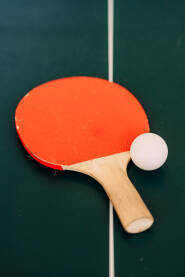 Reket za stoni tenis Reket za stoni tenis na stolu sa lopticom.