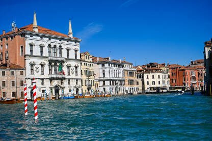 Venecija, Italija. Popularna turistička destinacija. Venecija, Italija: Historijske građevine uz riječni kanal. Popularna turistička destinacija.