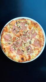 Pizza Capricciosa servirana na tanjiru.