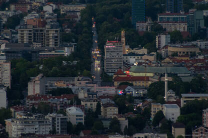 Pogled sa Banj Brda na centar Banja Luke i glavnu prometnicu
