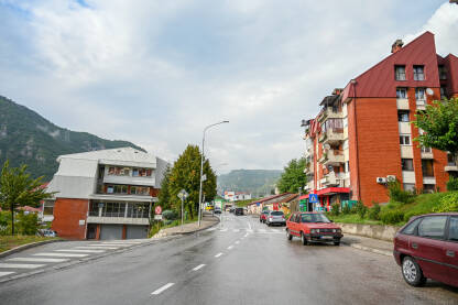 Plužine, Crna Gora: Centar grada. Zgrade i ulice.