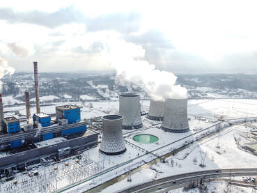 Zagađenje zraka. Fabrički dimnjaci ispištaju zagađen zrak u životnu sredinu. Snimak dronom na industrijski kompleks.