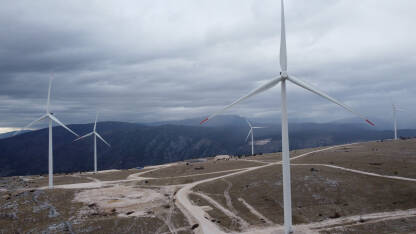 Vjetroelektrane na brdu, snimak dronom. Vjetroturbine. Vjetroelektrane na brdu, snimak dronom. Proizvodnja električne energije od vjetra. Vjetrenjače. Vjetroturbine