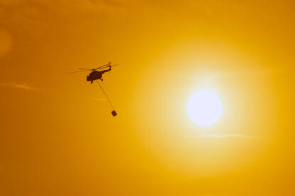 Vatrogasni helikopter Vojni helikopter sa korpom za gašenje šumskih požara