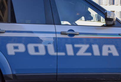 Policijsko auto u Italiji Natpis policija (polizia) na autu, u Firenci, Toskana, Italija. Službeno policijsko auto.