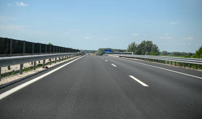 Autoput u Mađarskoj. Vožnja autocestom. Asfalt. Putovanje.