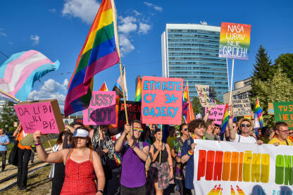 Povorka ponosa ispred Parlamenta BiH Povorka ponosa 2022, Sarajevo, Bosna i Hercegovina. Učesnici šetaju i traže jednaka prava za članove LGBTIQ zajednice.