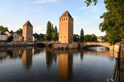 Srednjovjekovni mostovi i kule Strasbourg, Francuska: Srednjovjekovni mostovi i kule tokom zalaska sunca.