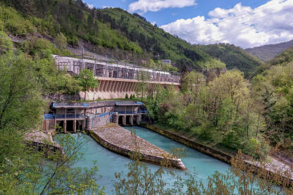 Hidroelektrana Jablanica Pogled na razvodno postrojenje 110 kV i odvodne kanale vode na izlazu iz hidroelektrane.