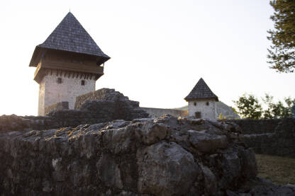 Stari grad Ključ Na fotografiji vidimo turističko mesto stari grad Ključ i njegove zidine