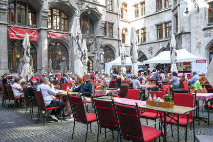 Ljudi na ručku u restoranu Ljudi sjede i jedu u restoranu. Turisti na ručku.