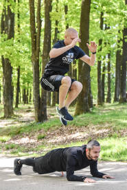 Vježbanje Trening u prirodi. Skokovi i plank.