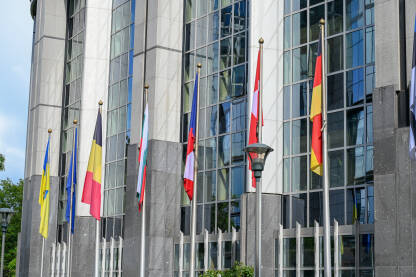 Zgrada Evropskog parlamenta Brisel: Zgrada Evropskog parlamenta. Zastave zemalja članica EU ispred parlamenta. Institucije Evropske unije u Bruxellesu.