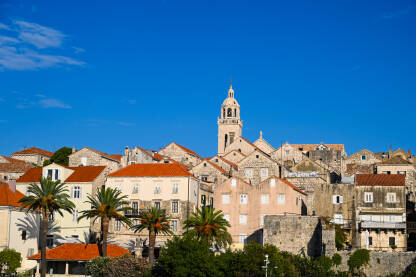 AK1_5577 Historijski grad Korčula, Hrvatska. Kameni zidovi, kule, kuće i zgrade u starom gradu. Jadransko more i otok Korčula.