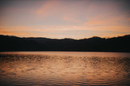 Zalazak sunca na jezeru Sniježnica