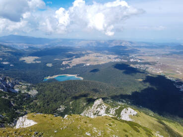 Planina Durmitor, Crna Gora Planina Durmitor, Crna Gora. Crno jezero okruženo šumom.