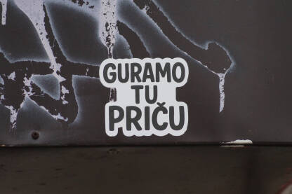 Naljepnica na starom limu "guramo tu priču".