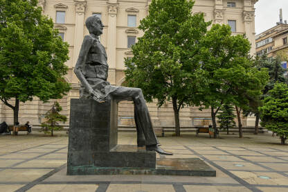 Spomenik posvećen Julius Maniu, rumunskom političaru koji je bio premijer zemlje u nekoliko mandata. Bio je predsjednik Nacionalne seljačke stranke. Počasni član Rumunske akademije.