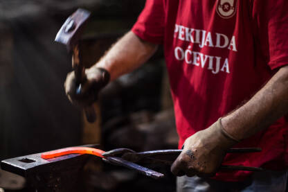 Kovanje željeza Oćevija, živopisno selo u vareškom kraju možda je i posljednje u Evropi koje je do danas, u vrijeme modernih tehnika i fabrika, sačuvalo tradicionalni, srednjovjekovni način kovanja željeza.
