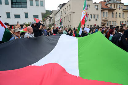 Sarajevo, BiH: Protest podrške palestinskom narodu. Sarajevo, BiH: Protest podrške palestinskom narodu. Protest solidarnosti. Ljudi na demonstracijama sa zastavama Palestine i transparentima. Podrška narodu Gaze.