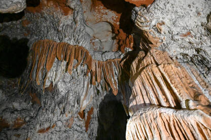 Stalaktiti i stalagmiti u pećini Unutar pećine. Ukrasi u špilji. Stalaktiti i stalagmiti. Pećina Ledenica, Bosansko Grahovo, BiH.