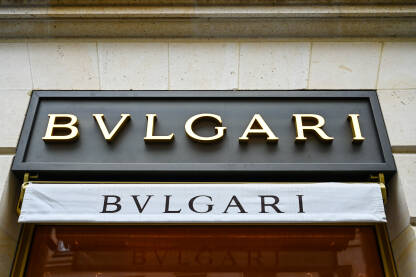 Bvlgari znak na trgovini. Bvlgari znak na trgovini. Talijanska luksuzna modna kuća.