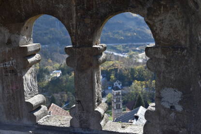 Tvrđava u Jajcu Tvrđava u Jajcu je centralna građevina grada koja ima veliki historijski značaj. Sagrađena je u srednjem vijeku i iz nje je stolovao bosanski kralj.
