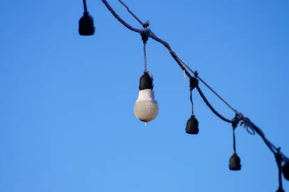 Zaleđena ulična rasvjeta sa jednom sijalicom.