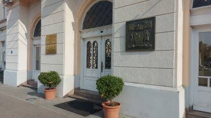 Ulaz u zgradu Gradske uprave Bijeljina sa grbom grada i tablama