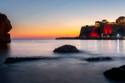 Ulcinj noću Pogled sa Male Plaže na Stari Grad Ulcinj poslije zalaska sunca