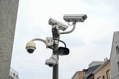 Sigurnosne video kamere snimaju ulicu i trg. Profesionalne sigurnosne video kamere snimaju ulicu i trg. CCTV kamera na stupu. Video zaštita i sigurnost.