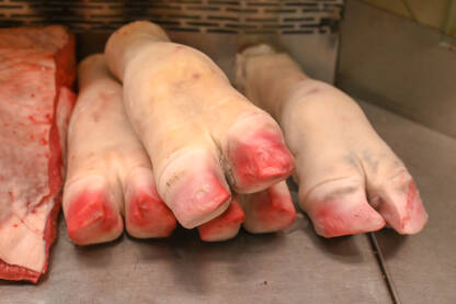 Papci od goveda u mesari. Papak na prodaju.